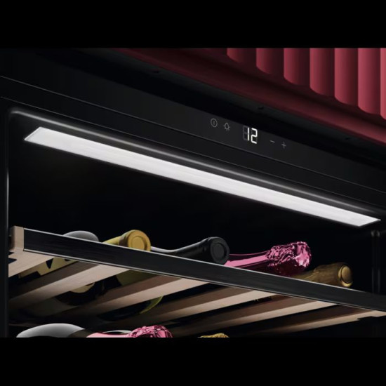 AEG NKW8P21KAT Beépíthető borhűtő